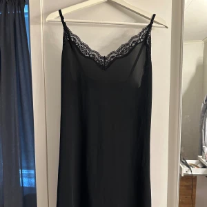Svart nattlinne med spets - Svart nattlinne med spets från hunkemöller i strl M, passar även S. Knappt använd. Nypris ca 400 mitt pris 150kr🤍