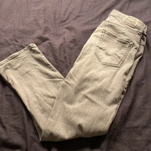 Snygga Replay byxor  - 9-10 skick har för mycket jeans så jag behöver tyvärr sälja dom här snygga jeansen dom passar mig perfekt och jag är 168cm men dom passar även 173cm (din är Slim fit) 