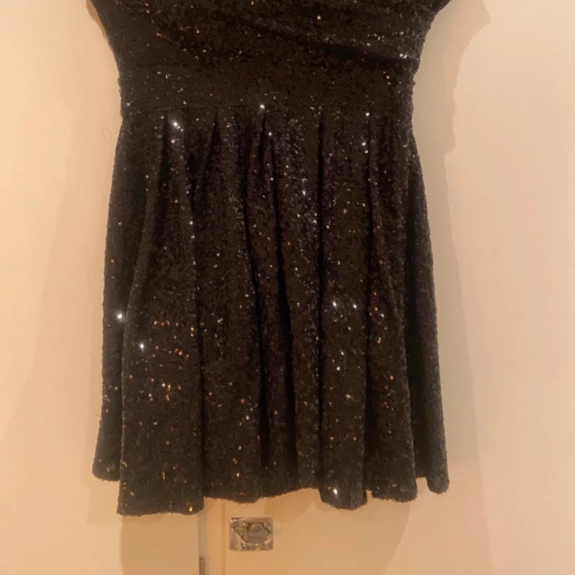Svart glittrig klänning  - 90