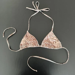 Bikini - Super fin bikiniöverdel från NA-KD i storlek S. Lappen och inläggen är borttagna. Har endast använt den ett fåtal gånger då den egentligen var för liten för mig🫧