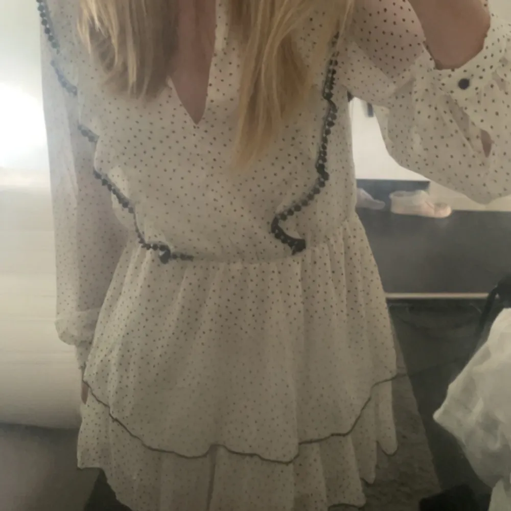 Säljer denna jätte jätte vackra klänningen! Köpte förra sommaren men säljer då den inte kommer komma till användning. Helt ny skick! Fler bilder privat❤️😊. Klänningar.