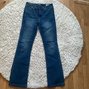 Säljer mina skitsnygga mörkblåa bootcut jeans ifrån Zalando, då dom inte kommer till någon användning! Köpt för ca 1 år sedan, men inga tecken på användning! 💙