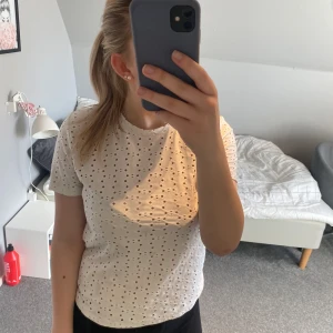 Vit sommar tröja - Små märken i armhålan