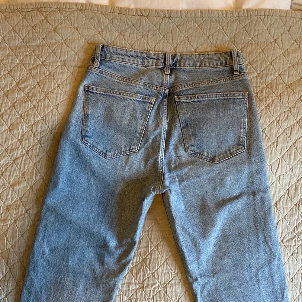 Snygga zara jeans i strl 36, använda och tvättade men i bra skick! Fråga pm för mer bilder😇. Jeans & Byxor.