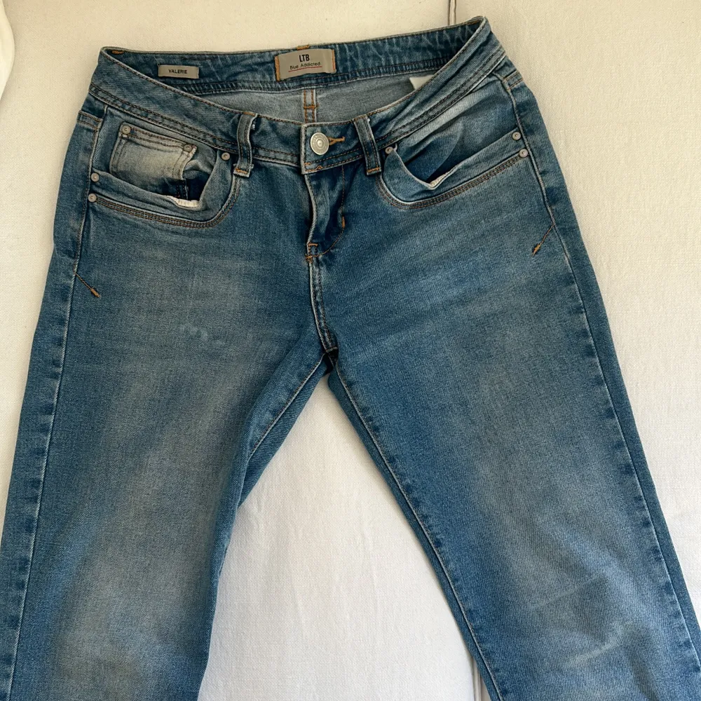 Blåa lågmidjade bootcut LTB jeans i modellen VALERIE, fint skick köpta på Zalando. Orginal pris 680kr, storlek W28 L34. Passar i längden på mig som är 170. Pris kan diskuteras vid snabb affär . Jeans & Byxor.