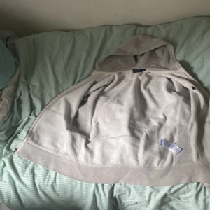 Polo Ralph lauren zip  - Strlk small skick 10/10 köpt för typ nån 5 månader sen använd typ 5 gnr för tyckte inte att den passa jätte bra kan mötas upp o posta till närmasta butik 😊