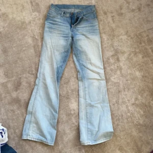 Lågmidjade jeans  - Lågmidjade jeans i ljus tvätt, köpa på plick men bra skick! 
