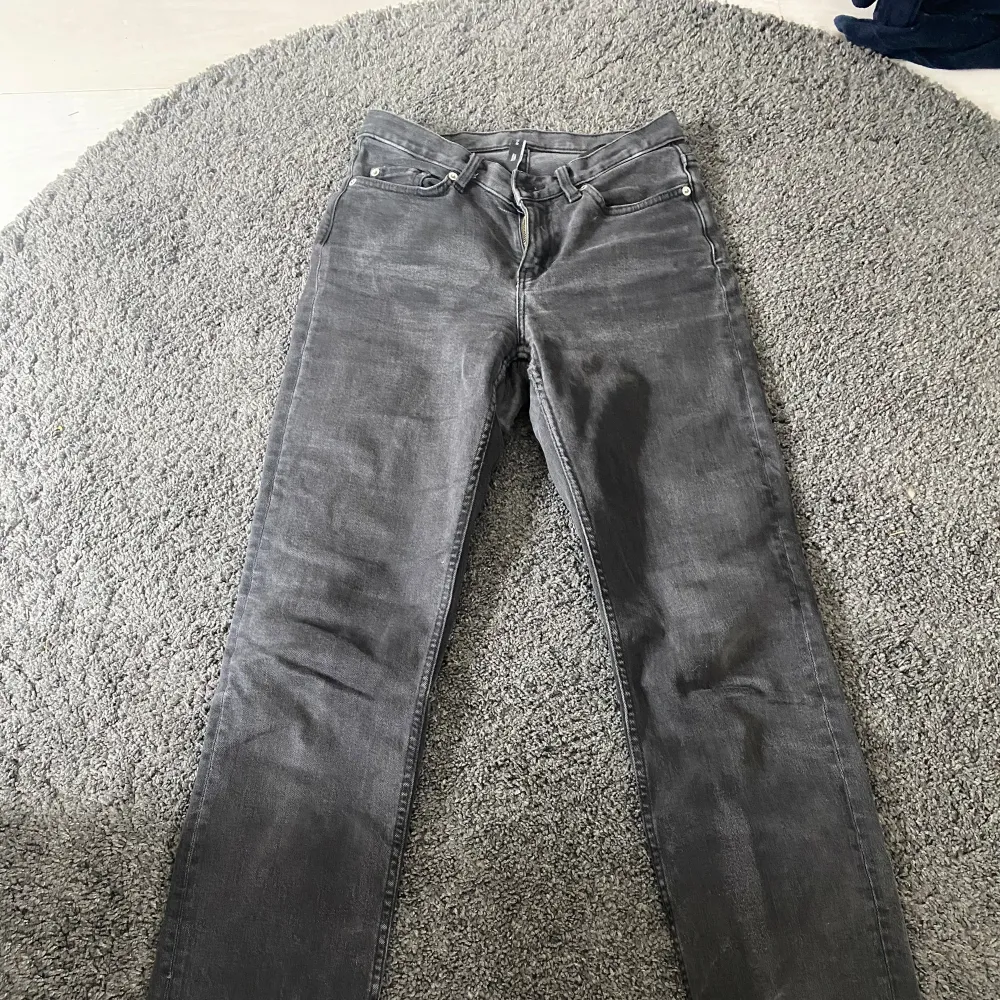 Svarta jeans från Weekday, modell Twig. Väl använda, men bra skick. 25/32 i storlek.. Jeans & Byxor.
