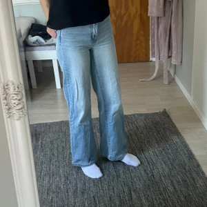 Blå jeans  - Väl använda, de har en liten skada på baksidan av benet men det är inget man tänker på! Säljer för att de är lite för tighta och för korta för mig, även för att de är högmidjade! Jag är 172cm för referens. Skriv gärna för fler bilder!