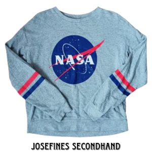 Grå tröja med Nasa tryck - Grå tröja med tryck av Nasa loggan och tryck på ärmarna. Den är från H&M DIVIDED. Är i använt men fint skick.