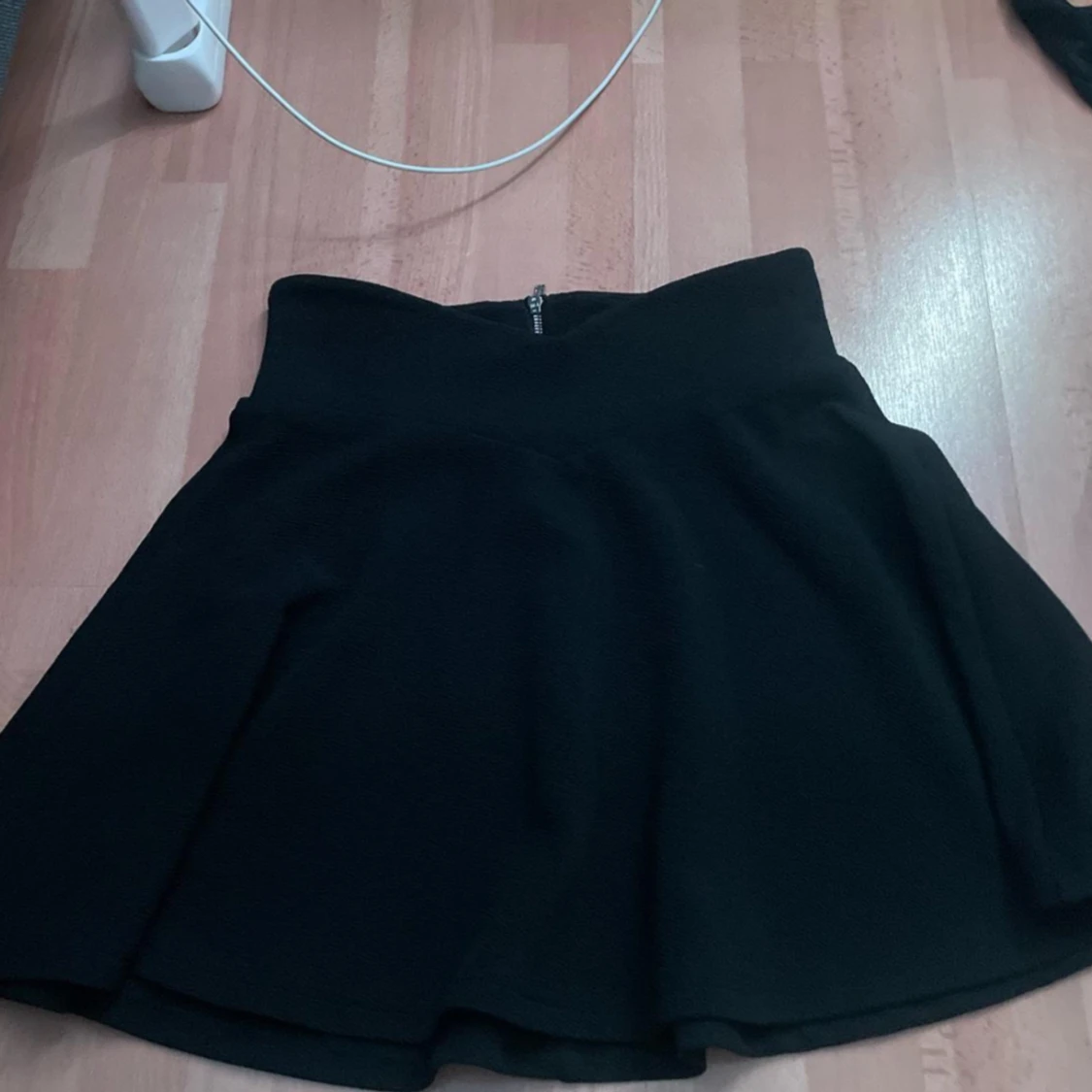 högmidjad svart kjol - 90