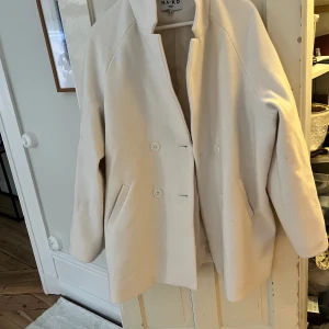 Kort vit jacka  - Jacka från Moa Matssons kollektion från Nakd!