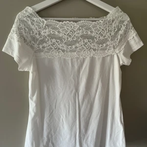 Vit spetstopp - Superfin vit topp med spets. Köpt här på plick men säljer då den var tyvärr för stor. Endast provad.