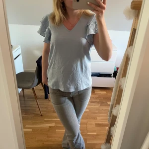 Blus - Säljer denna fina ljusblåa blusen från vila i storlek 36. Endast använd en gång så den är som ny💕