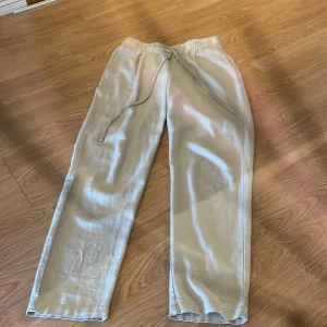 Linnebyxor  - Säljer dessa linnebyxor verkligen super snygga och söta men tyvärr har dom blivit för små dom är endast använda 1 gång 