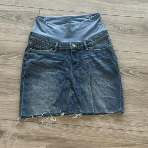 Mamma kjol - Väldigt fin mamma kjol. Som tyvärr inte kommit till användning för det satt lite tight. Tänkte göra om den till en vanlig kjol men gjort aldrig det.  Så aldrig använd. 