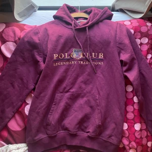 Hoodie  - Luvtröja i storlek xs, aldrig använd då den var för liten 💗