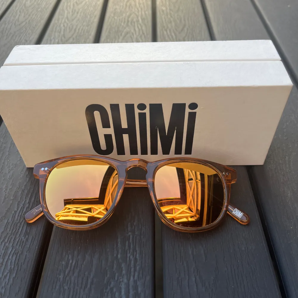 Tjena, säljer nu dessa riktigt snygga chimi 001 peach med spegelglass i väldigt bra skick. Box medföljer endast. Vid frågor och funderingar är de bara att höra av sig🙌🏻🤝🏻. Accessoarer.