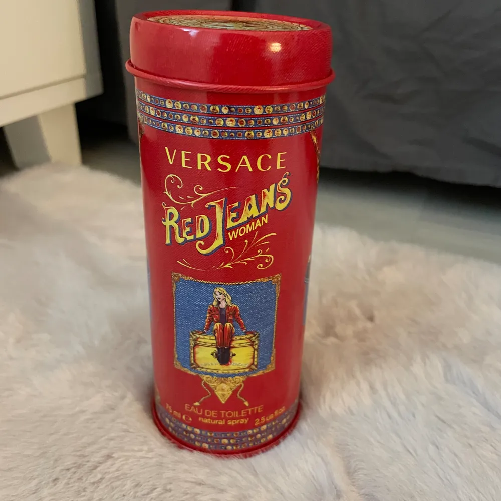 Versace red jeans women parfym.  Helt oanvänd, endast testad!  75 ml.  Nypris= ca 250 kr. 🩷 Förpackning följer med. . Övrigt.