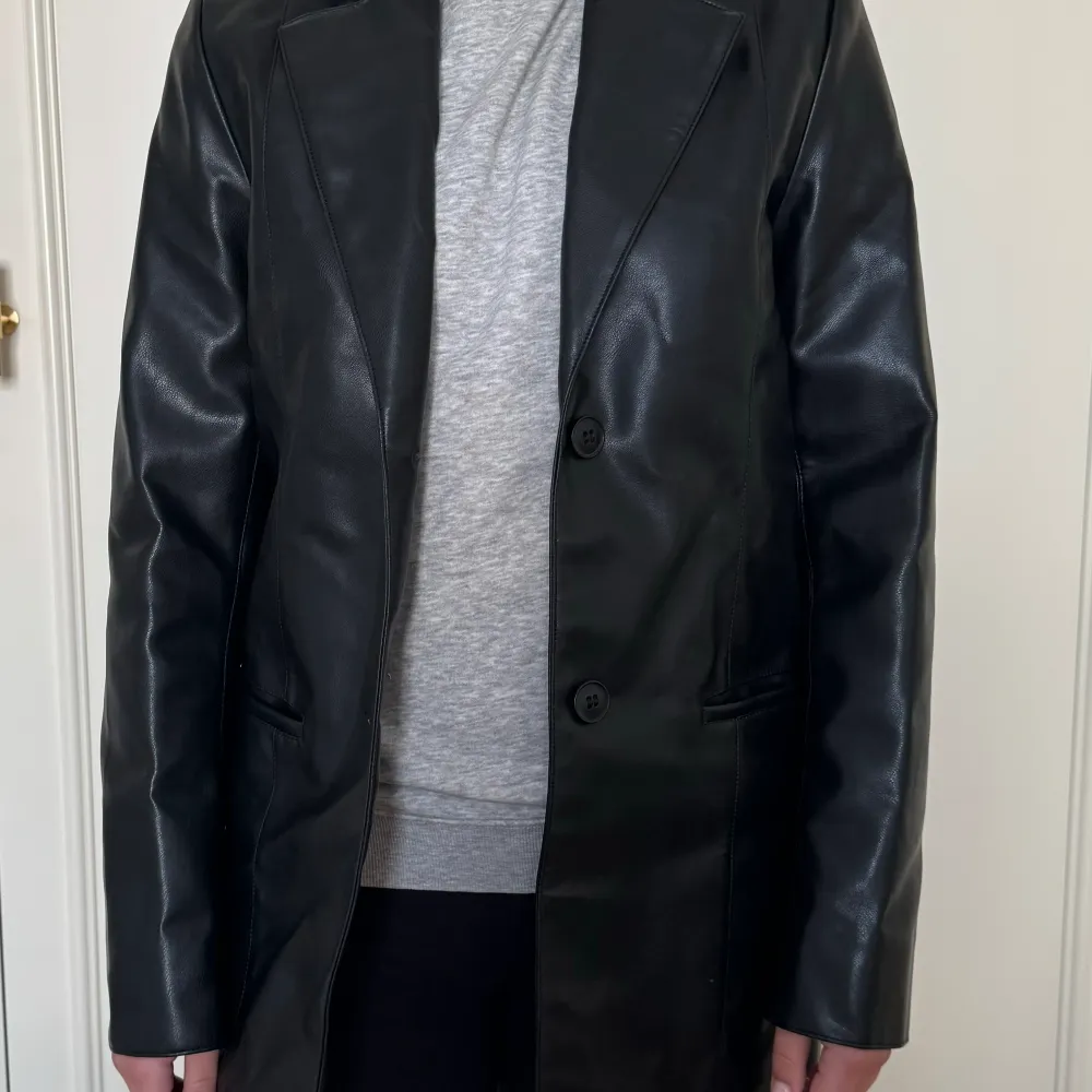 Faux leather jacket från weekday i storlek 34. Några märken vid kragen. . Jackor.