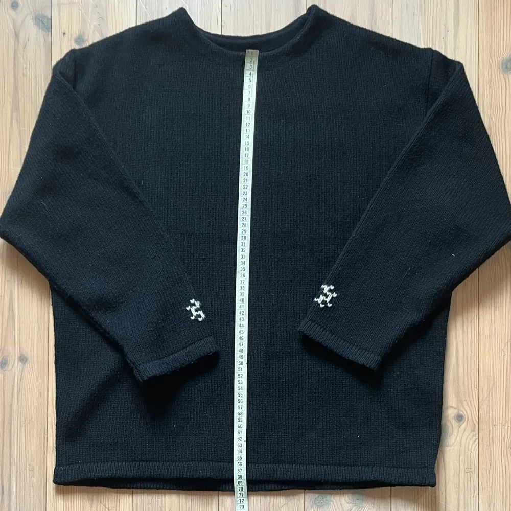 Ny och oanvänd stickad tröja från ett japanskt märke som heter Skip Maisels, storlek XL. Måttet på bilden är ungefärlig . Stickat.