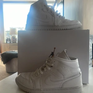 Jordan 1 high white  - Hel vita Jordan 1 high,är i väldigt bra skick bara andvänts två gånger,köpt ifrån Zalando.storlek 40/kvinna.💕+man får med kartongen.