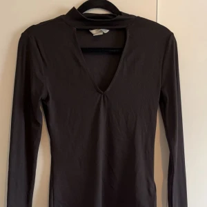 Långärmad tröja - V-ringad tröja med detalj runt halsen från H&M.