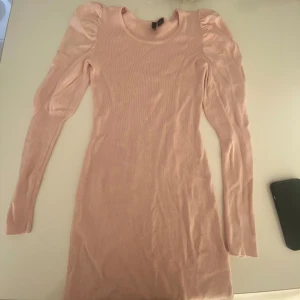 Superfin långklänning - Superfin stickad långklänning i ljusrosa. Strl 34 men är väldigt stretchig så passar 36/38 också. 