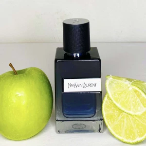 YSL Y EDP - 2 ML sample av YSL Y EDP som är en väldigt fräsch doft som även har lite frukt och citrus av sig. YSL Y EDP är en doft som du kan ha året om men bäst på våren och sommaren!