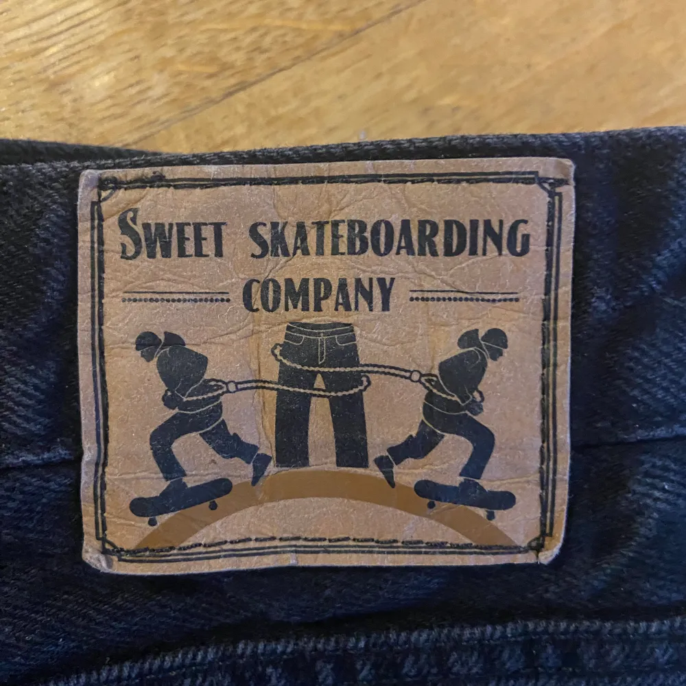 Säljer mina sweet skatebording compnay jeans. Ny pris 1000kr storlek S. Mvh Alvar🍾. Jeans & Byxor.