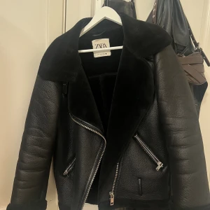 ZARA JACKA - Den är i storlek xs. Använt men är i nyskick! Köpte för 1200