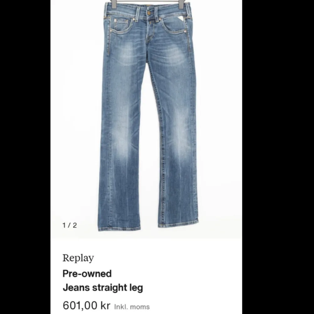 Fina blåa jeans ifrån Replay, köpte de på zarlando (pre-owned) för ett tag sedan men de var tyvärr lite små. Kan tänka mig att gå ner i pris vid snabb affär. De är i bra skick❤️. Jeans & Byxor.