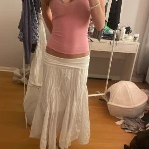 Lång kjol - Säljer en vit long kjol, jag är 175 och den är lite kort på mig, midjan är lång och kan vikas ner, den är pösig med en stretchig midja, skriv för mer frågor och bilder, ny pris 800