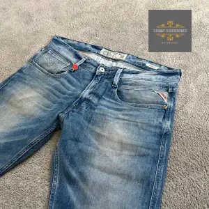 Säljer dessa asfeta Replay Anbass jeans i nyskick! De har inga defekter över huvudtaget, storlek 33/32! De har en asfet blå tvätt som är perfekt till våren/sommaren! Hör av er vid frågor🙌