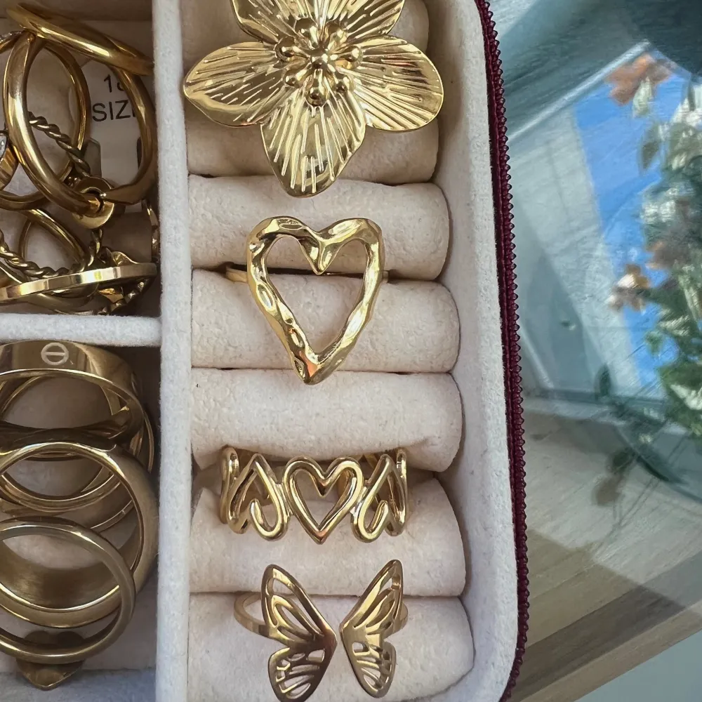 Så fin ring i guld, justerbar i storlek och i rostfritt stål💓 Köpt på Sfera i Spanien, aldrig använd! . Accessoarer.