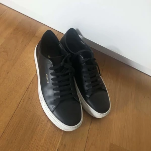 Helt nya och fräscha Arigato skor - Skorna e storlek 42. Bara använda en gång och helt helt rena, inga probelm alls på skorna.