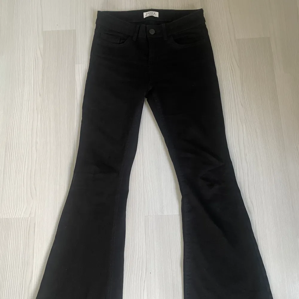 Säljer ett par utsvängda jeans från Lindex i storlek 146,de är medelhöga i midjan. Jag har använt dem 2-3 gånger🫶🏻🫶🏻 . Jeans & Byxor.