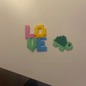 Söta pärlplattor  -  Love=10 kr och den andra för 5 kr båda för 12kr