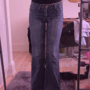 Midwaist Bootcut vintage jeans, storlek 28💕jag är 166 cm lång och dessa är bra längd för mig. Mycket bra kvalite, finns små defekter som syns på sista bilden💕pris kan alltid diskuteras!