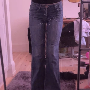 Bootcut vintage jeans  - Midwaist Bootcut vintage jeans, storlek 28💕jag är 166 cm lång och dessa är bra längd för mig. Mycket bra kvalite, finns små defekter som syns på sista bilden💕pris kan alltid diskuteras!