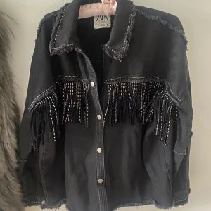 Zara jeansjacka - Så cool zara jacka med fransar 🤗🙌 väldigt bra skick