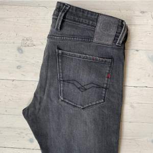 Replay Anbass jeans i mycket fint skick 🙌 Storlekslappen är borta men de är storlek 33/32. Skriv vid fråga 👍 