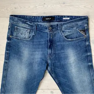 Replay Anbass jeans i mycket fint skick 🙌 Storlekslappen är borta men de är storlek 33/32. Skriv vid fråga 👍 