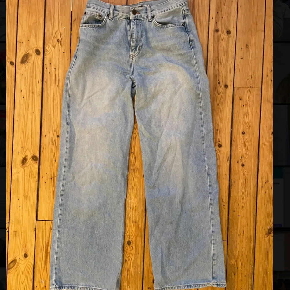 Säljer dessa jeans från Junkyard då de inte längre passar. . Jeans & Byxor.