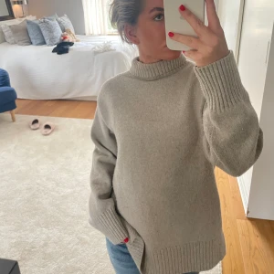 Stickad polotröja  - Säljer denna stickade tröja från hm med krage och en slit på båda sidorna.  Nypris 400kr, inga defekter men lite nopprig. Köpt för lite mer än ett år sedan. 