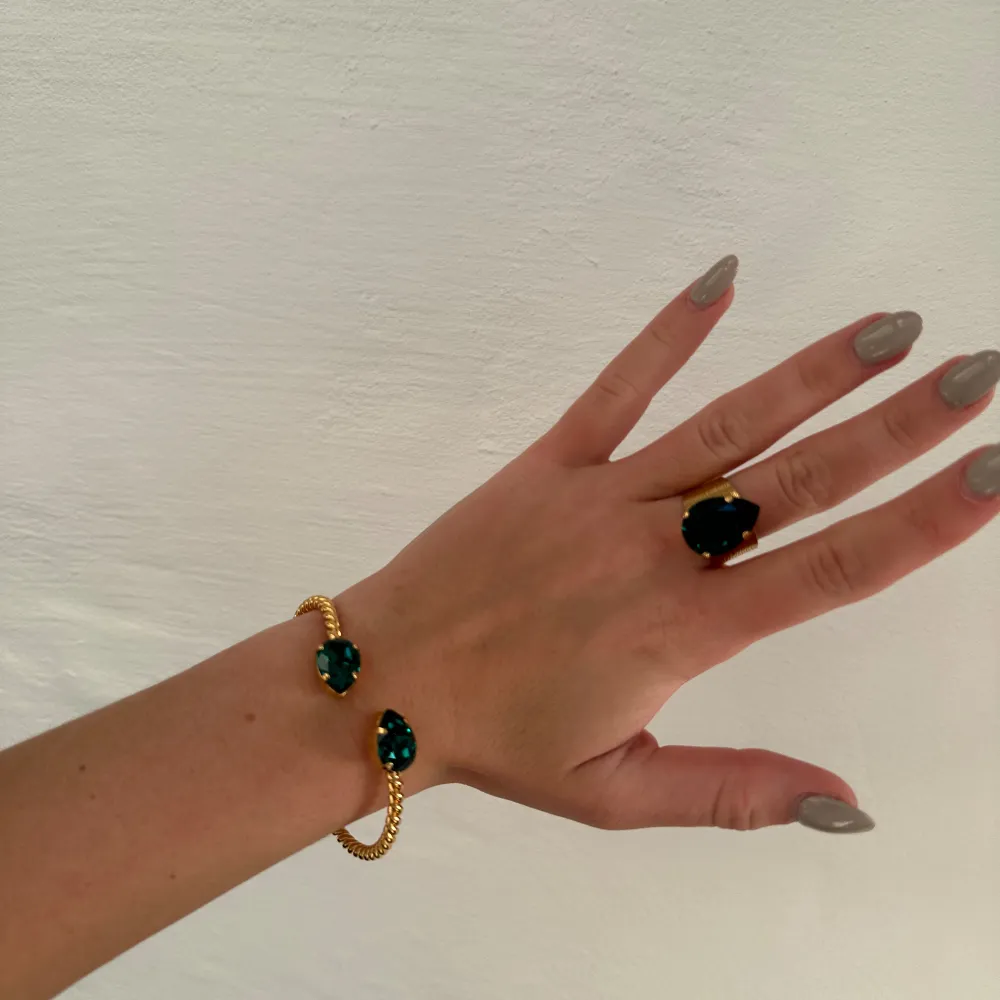 Säljer denna fina ring från Caroline Svedbom i färgen emerald💚har inga defekter . Accessoarer.
