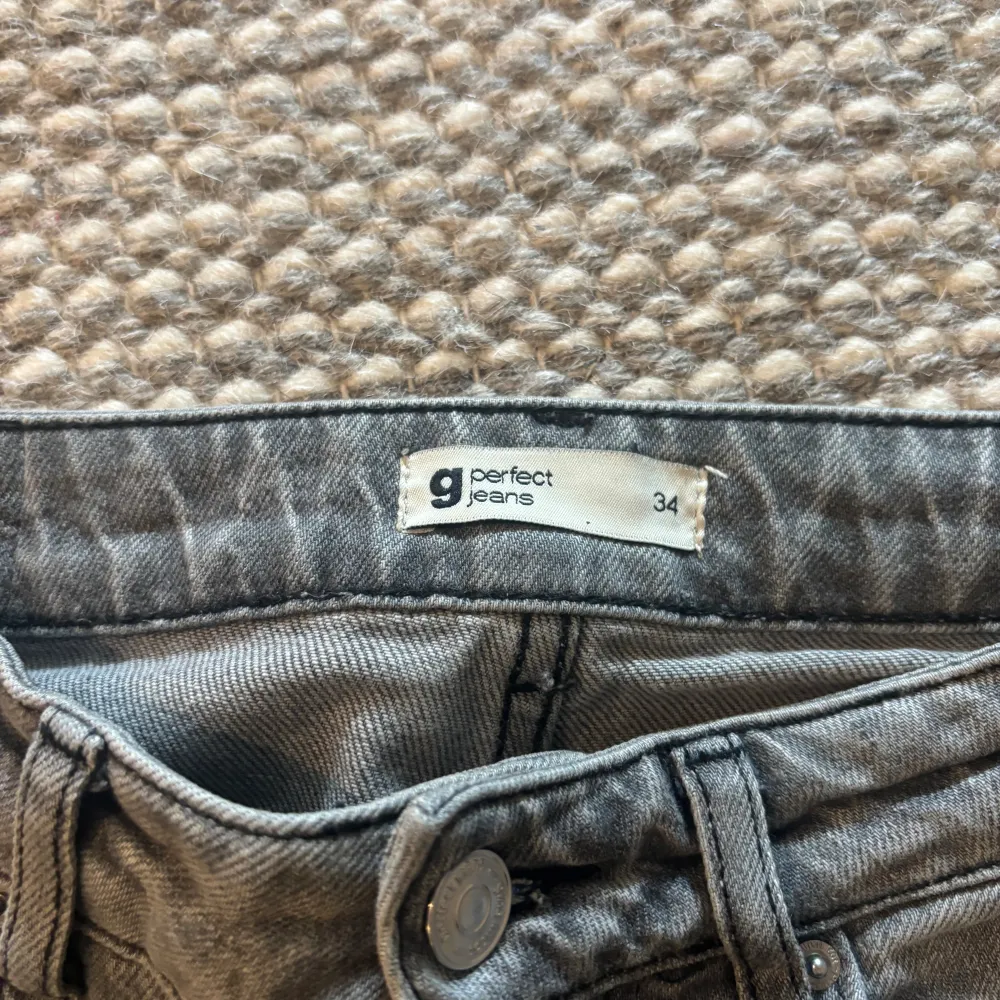 Ett par ganska ljust gråa jeans från Gina som jag köpt för 500kr!🩷 Säljer dessa för att de har blivit för små. De är i stl 34 och helt i nyskick. Kontakta vi frågor och använd gärna köp nu❤️😍. Jeans & Byxor.