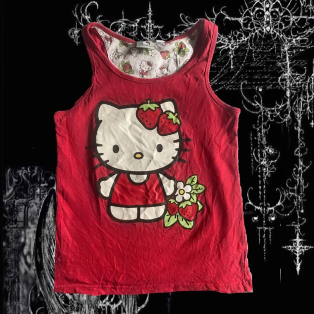 Fett cute Hello Kitty linne 😽 barnstolek men passar xs, passar även mig som har storlek s men sitter lite tight i armhålorna och bröstet 💘 inga defekter, lite skrynklig eftersom den har legat i en garderoben ett tag 😽. Toppar.