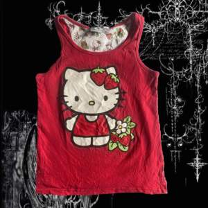 Fett cute Hello Kitty linne 😽 barnstolek men passar xs, passar även mig som har storlek s men sitter lite tight i armhålorna och bröstet 💘 inga defekter, lite skrynklig eftersom den har legat i en garderoben ett tag 😽