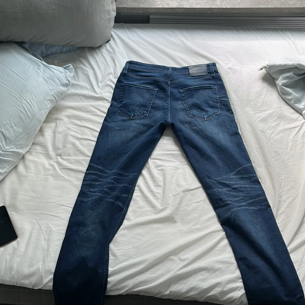 Riktigt snygga mörk blå Jack&jones jeans 10/10 skick inga fel på dom, Storlek 30W 32L. Jeans & Byxor.